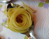 Foto del passaggio 4 della ricetta Nidi di tagliolini fritti con piselli e fonduta al gorgonzola