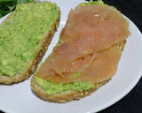 Foto del paso 3 de la receta: Sándwich de aguacate, salmón ahumado y pepinillos ♡