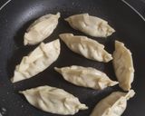 Foto del paso 4 de la receta: Gyozas de carne mixta y gambas