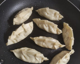 Foto del paso 4 de la receta: Gyozas de carne mixta y gambas