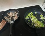 Foto del paso 2 de la receta Tortilla de puerro y gambas