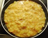 Foto del paso 5 de la receta Tortilla de patatas con bacón y su jugo por encima