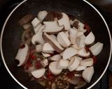 Foto langkah ke 4 dari resep Tumis king oyster mushroom dengan paprika.