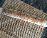 Foto del paso 4 de la receta: Sushi casero sin algas nori de salmón y surimi