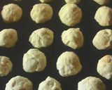 A picture of step 5 of Cheddar cheese puffs for tea.