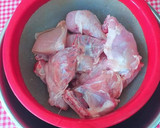 Foto del paso 1 de la receta: Pollo estofado al curry japonés casero con cebollitas dulces