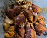 Gambar langkah 3 resipi Ayam & cendawan butang goreng sos tiram.