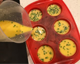 Foto del paso 2 de la receta: Soufflés de huevos y queso 🥚 🧀
