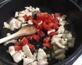 Une image de l'étape 5 de Tagliatelles au poulet tomates et sauce roquefort.