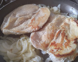 Foto del paso 2 de la receta: Pechuga de pollo en salsa de queso🧀🍗🧅