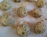 Foto del passaggio 6 della ricetta Polpette di zucchine e ricotta con cuore filante