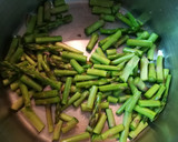 Foto del paso 1 de la receta: Salmón fresco en cama de crema de espárragos verdes