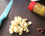 Foto del paso 3 de la receta: Gulas con gambas al ajillo y tomate frito