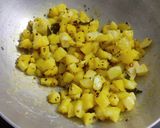 A picture of step 4 of Dry Potato Curry (suki bhaji).