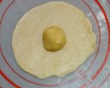 Foto langkah ke 5 dari resep Bolen Isi Tape.