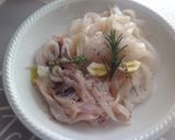 Foto del passaggio 3 della ricetta Crema di avocado, con calamari e cipollotti fritti