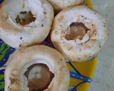 Foto del paso 1 de la receta: Champiñones gratinados  🍄con  tocino y queso 🧀