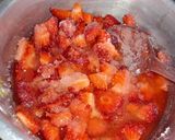صورة لخطوة 1 من وصفة تحلية الفراولة 🍓 بالطبقات البنة منحكيلكمش 🥰😋
