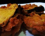 A picture of step 3 of Baingan k pakoray.