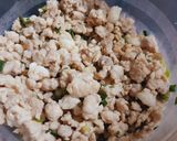 Hình bước làm 2 của món Mì chùm ngây trộn thịt chả