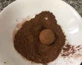 Foto del paso 5 de la receta: Bolitas de manjar y cacao (cocadas de manjar y cacao)