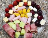 Foto del paso 2 de la receta: 🍓🍑🍈🍒Pinchos de fruta, queso y fiambres🍒🍈🍑🍓
