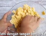 Foto langkah ke 3 dari resep Cookies Kismis Teflon 3 Bahan.