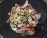 Foto del paso 4 de la receta: Papas salteadas en gajos con habas