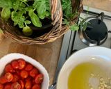 Foto del passaggio 3 della ricetta Spaghetti alla chitarra con pomodorini e basilico