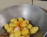 हरा लहसुन वाली आलू दम रेसिपी चरण 2 फोटो