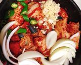 Hình bước làm 2 của món Cá kho kimchi kiểu Hàn