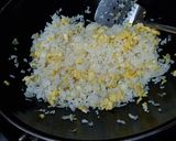 Foto langkah ke 3 dari resep Egg Butter Rice.