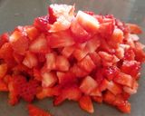 Foto del paso 1 de la receta: Copa de yogur y fresas con edulcorante