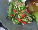 Foto langkah ke 4 dari resep Tumis Ikan Cue Keranjang.