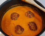 Foto del paso 5 de la receta: Albóndigas en salsa de tomate, pimientos tricolor y calabacín al orégano