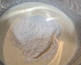 Foto del paso 4 de la receta: Bizcocho de yogur y flan