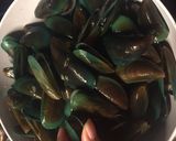 Foto langkah ke 1 dari resep Holandaise Mosselen met Witte Wijn alias kerang rebus dimasak dengan white wine.