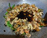 Foto langkah ke 5 dari resep Tumis Udang Cabe Hijau.