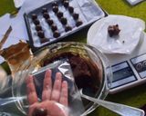 Foto langkah ke 4 dari resep Cookies coklat simpel (tanpa mixer, tanpa cetakan).