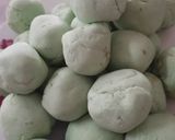 Foto langkah ke 3 dari resep Onde Onde Pandan isi Coklat.