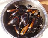 Foto del paso 2 de la receta Mejillones a la brasa con laurel
