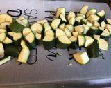 Une image de l'étape 3 de Courgettes en sauce verte, vin blanc et ail des ours.