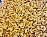 Foto langkah ke 4 dari resep Kacang mede goreng bawang, gurih dan renyah.