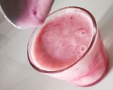 A picture of step 3 of Strawberry milkshake.