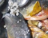 Foto langkah ke 1 dari resep Sayur ikan bawal nyomok kuning cabe ijo (ikan bawal di kuningin).