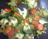 Foto del paso 3 de la receta: Salteado de verduras 🥬🥦🍄con pasta konjac y chorizo vegano💚
