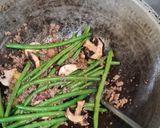 Foto langkah ke 3 dari resep Tumis Buncis Sapi Jamur.