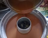 Foto langkah ke 5 dari resep Bolu Karamel / Sarang Semut (Tanpa Mixer).