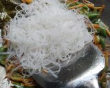Foto langkah ke 3 dari resep Oseng mi putih sederhana.