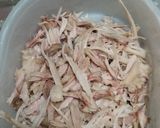 Foto langkah ke 2 dari resep 34. Ayam Suwir Cabai Hijau.